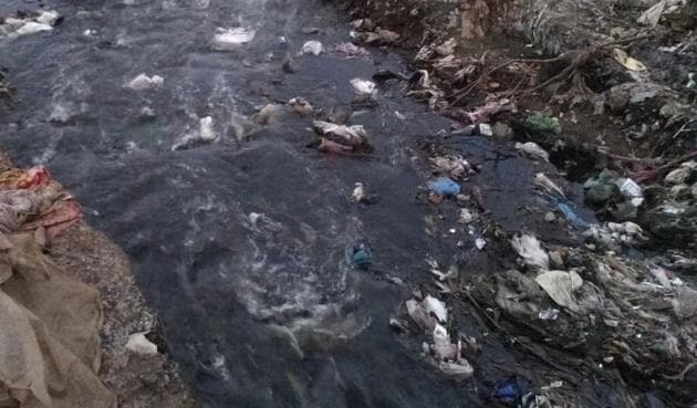 A senior official from Ulhasnagar Municipal Corporation (UMC) said the process to divert nullah water from the drinking zone is underway.(HT photo)