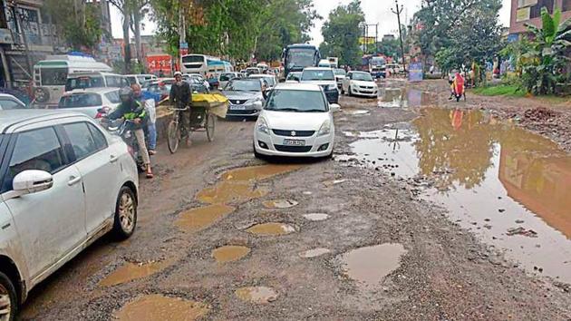 The potholed stretch on the Delhi-Meerut Road (erstwhile NH58) in Muradnagar, which has thrown traffic out of gear. (HT Photo) The potholed stretch on the Delhi-Meerut Road (erstwhile NH58) in Muradnagar, which has thrown traffic out of gear. (HT Photo)