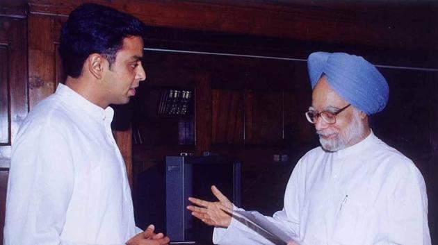 Milind Deora (left) with former Prime Minister Dr Manmohan Singh. (HT Photo) Milind Deora (left) with former Prime Minister Dr Manmohan Singh. (HT Photo)