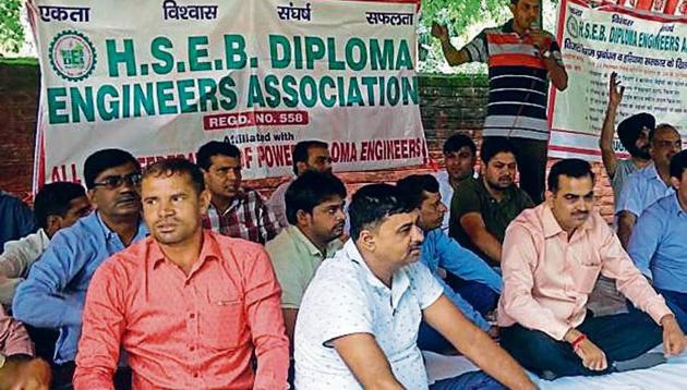 Junior engineers held a sit-in at DHBVN office on Mehrauli-Gurgaon Road. (HT Photo) Junior engineers held a sit-in at DHBVN office on Mehrauli-Gurgaon Road. (HT Photo)