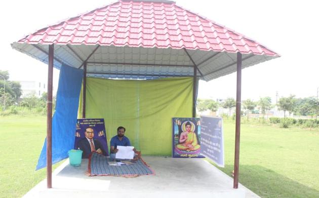 Rohit Singh in his makeshift tent on BBAU campus.(HT Photo) Rohit Singh in his makeshift tent on BBAU campus.(HT Photo)