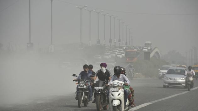 Dust from construction waste on NH-24 near Akshardham Tample in New Delhi. in New Delhi. (Ravi Choudhary/HT PHOTO) Dust from construction waste on NH-24 near Akshardham Tample in New Delhi. in New Delhi. (Ravi Choudhary/HT PHOTO)