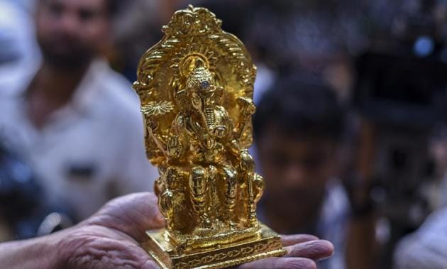 Lalbaugcha Raja organisers auctioned the gold and silver which was offered to Ganpati at Lalbaugh on Thursday. (HT Photo) Lalbaugcha Raja organisers auctioned the gold and silver which was offered to Ganpati at Lalbaugh on Thursday. (HT Photo)