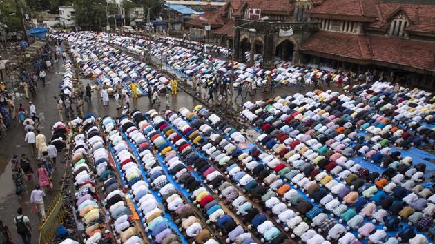 People offer namaz out side the Bandra station on the occasion of Eid-al-Fit in Mumbai. (Satish Bate/HT Photo) People offer namaz out side the Bandra station on the occasion of Eid-al-Fit in Mumbai. (Satish Bate/HT Photo)