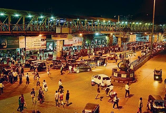 The Kalyan traffic police and RTO has initiated a special drive against autos blocking the station in Kalyan. (Rishikesh Choudhary) The Kalyan traffic police and RTO has initiated a special drive against autos blocking the station in Kalyan. (Rishikesh Choudhary)