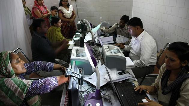 The SC verdict states that it is no longer required to link your Aadhar card to phone numbers and bank accounts, thus curtailing private companies from insisting for customer’s Aadhar details.(HT file photo)