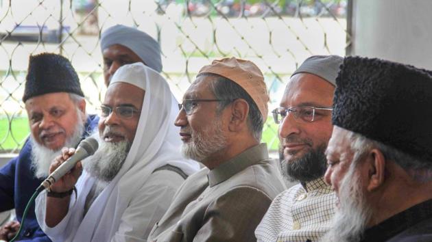 All India Muslim Personal Law Board General Secretary Maulana Khalid Saifullah Rahmani (holding mike), MP Asaduddin Owasis (2nd R) and others address the media on the issue of 'triple talaq' at Darussalam, Hyderabad on September 27.(PTI Photo)