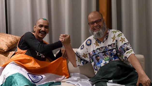 This photograph taken on September 19, 2018 shows Indian cricket fan Sudhir Kumar (L) and Pakistan cricket fan Mohammad Basheer(AFP/Getty Images)