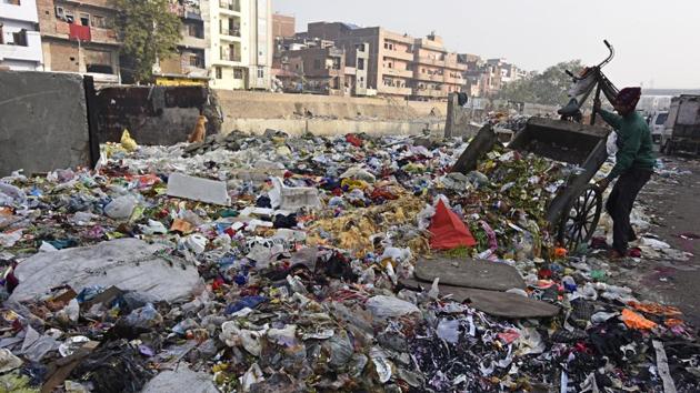 Garbage block the Kanti nagar main road near Aam Adami Poly clinic as East Delhi MCD workers are on strike in East Delhi, India, on Monday, January 09, 2017.(Sonu Mehta/HT PHOTO)