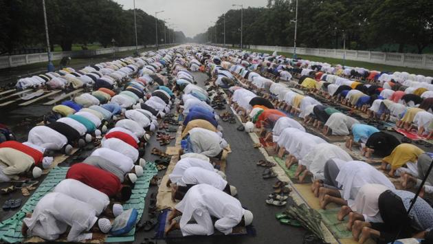 The Supreme Court has declined to set up a larger bench to revisit a 1994 verdict which held that a “mosque is not an essential to the practise of Islam”, ruling that the top court had made the observation in the limited context of acquisition of land. “All mosques, all churches and temples are significant for the community,” the three-judge bench said in a 2:1 majority decision. (Samir Jana / HT File) The Supreme Court has declined to set up a larger bench to revisit a 1994 verdict which held that a “mosque is not an essential to the practise of Islam”, ruling that the top court had made the observation in the limited context of acquisition of land. “All mosques, all churches and temples are significant for the community,” the three-judge bench said in a 2:1 majority decision. (Samir Jana / HT File)