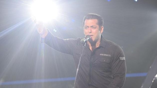 Actor Salman Khan on the sets of singing reality show Indian Idol 10 in Mumbai.(IANS) Actor Salman Khan on the sets of singing reality show Indian Idol 10 in Mumbai.(IANS)