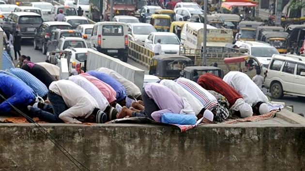 Muslims offering the Juma Namaz during the last Juma of Ramzan at Jama Masjid, Gurgaon.(HT Photo)