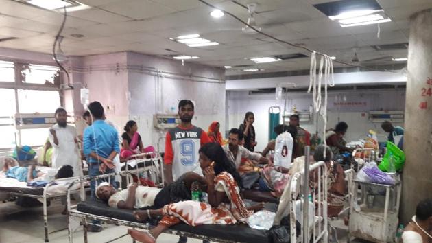Patients at a ward of Patna Medical College Hospital on Wednesday, September 26, 2018. The junior doctors of the hospital called off their strike after three days.(Santosh Kumar / HT Photo)