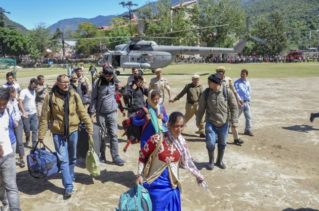 Stranded tourists being brought to Kullu after they were rescued by the Indian Air Force from snow-bound Lahaul & Spiti district of Himachal Pradesh.(PTI)