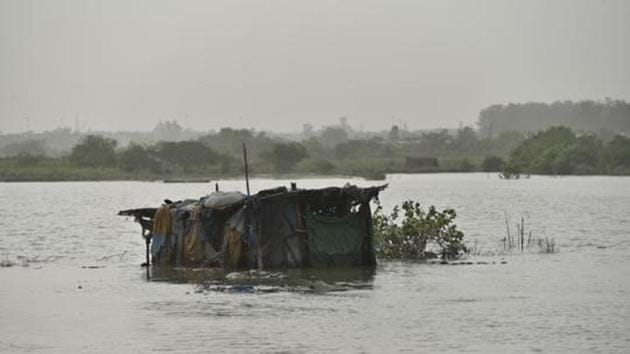 A submerged hut is seen in the Yamuna River as the water level has started receding at Usmanpur in New Delhi, India.(Sanchit Khanna/HT PHOTO)