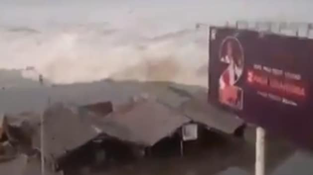 Indonesian TV showed a smartphone video of a powerful wave hitting the provincial capital, Palu, with people screaming and running in fear.(Sismologia Chile)