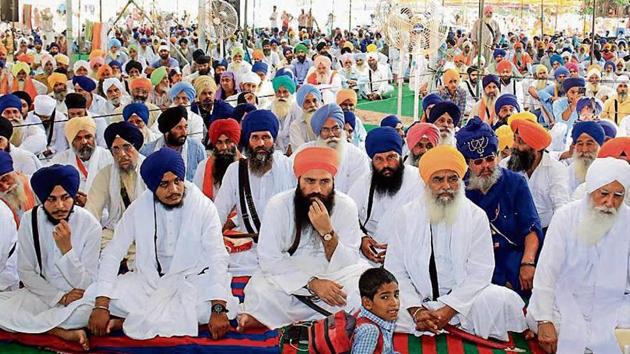 Parallel jathedars Baljit Singh Daduwal and Dhian Singh Mand with other Sikh activists during a protest at Bargari in Faridkot district on Thursday.(HT Photo)