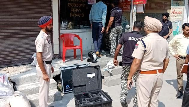 Police and members of a bomb disposal squad at the courier shop where a parcel bomb went off in Moga on Wednesday. The shop owner and a customer were injured in the blast. (HT Photo) Police and members of a bomb disposal squad at the courier shop where a parcel bomb went off in Moga on Wednesday. The shop owner and a customer were injured in the blast. (HT Photo)