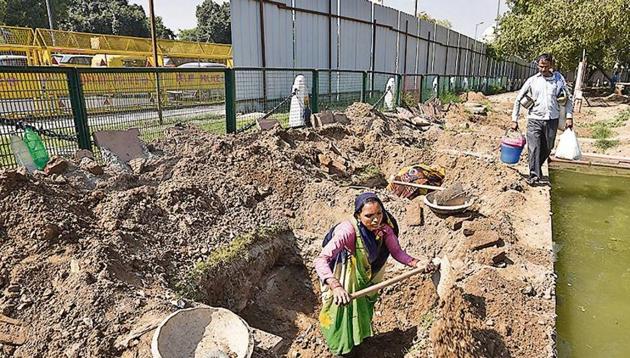 Of the six parks inside the C-hexagon area, three are getting fenced as part of the work on the war memorial; one is the children’s park, which is already fenced. The remaining two, adjacent to Rajpath and often used by pedestrians to enter the monument, will now also get fenced.(Biplov Bhuyan/HT Photo)