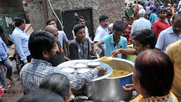 People distribute food to affected people of canal burst near Dandekar bridge in Pune. (HT PHOTO) People distribute food to affected people of canal burst near Dandekar bridge in Pune. (HT PHOTO)
