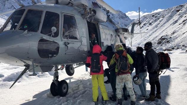 Indian Air Force helicopter airlifting the stranded tourists and others during a rescue operation at Chhota Dara in Lahaul and Spiti district on Friday. (HT Photo) Indian Air Force helicopter airlifting the stranded tourists and others during a rescue operation at Chhota Dara in Lahaul and Spiti district on Friday. (HT Photo)