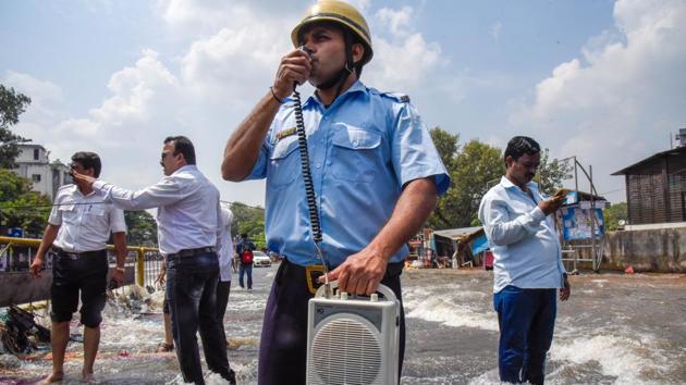 Civic staff use loud speaker to alert people in the area. (SANKET WANKHADE/HT PHOTO) Civic staff use loud speaker to alert people in the area. (SANKET WANKHADE/HT PHOTO)