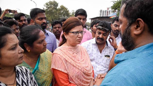 Pune mayor Mukta Tilak faced the wrath of the area residents who expressed their anger at her even as the police and civic officials tried to diffuse the situation. (SANKET WANKHADE/HT PHOTO) Pune mayor Mukta Tilak faced the wrath of the area residents who expressed their anger at her even as the police and civic officials tried to diffuse the situation. (SANKET WANKHADE/HT PHOTO)