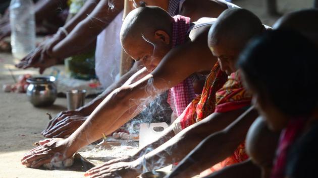 Hindu pilgrims from Kolkata perform ‘pind-daan’ rituals for the salvation of their ancestors on the second day of Pitru Paksha in Allahabad, Uttar Pradesh. (Sanjay Kanojia / AFP)