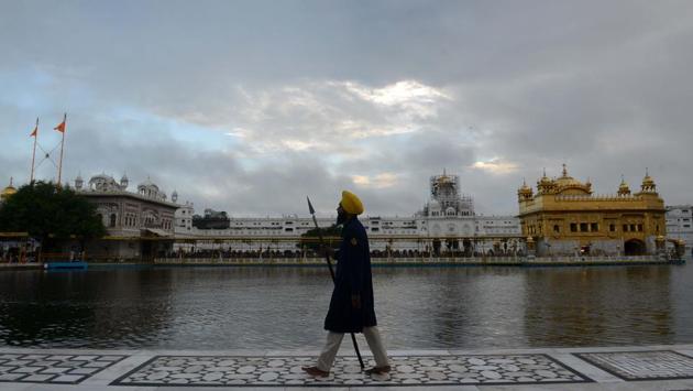 A Sikh sewadar walks near the Golden Temple in Amritsar, Punjab. (Narinder Nanu / AFP)