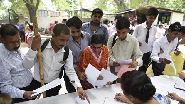 Candidates at a job fair organised by the Delhi government .(Sanchit Khanna/HT PHOTO)
