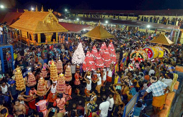A ‘Karppoorazhi’ procession is being taken out at Lord Ayyappa temple, in Sabarimala, Dec 24, 2014(PTI)