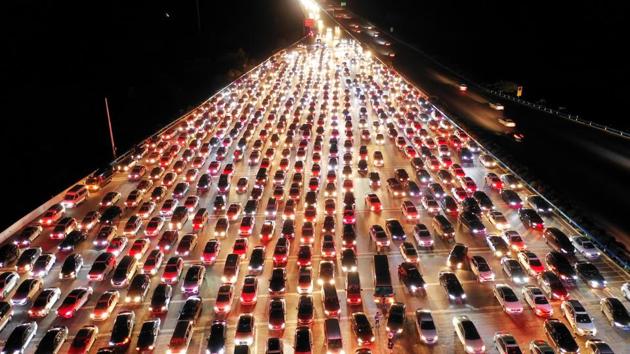 Vehicles are seen jammed on an expressway near a toll station, at the end of the Mid-Autumn Festival holiday, in Zhengzhou, Henan province, China. (REUTERS) Vehicles are seen jammed on an expressway near a toll station, at the end of the Mid-Autumn Festival holiday, in Zhengzhou, Henan province, China. (REUTERS)