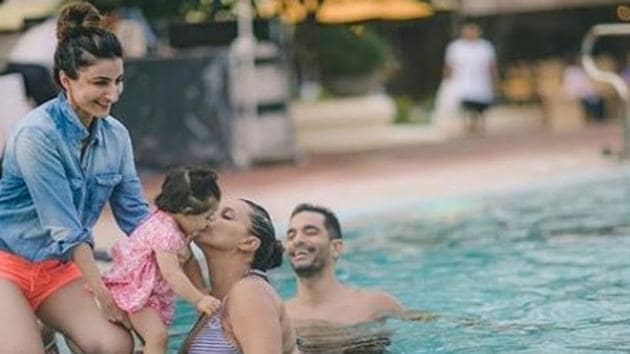 Inaaya Naummi Kemmu with Soha Ali Khan and Neha Dhupia by the poolside.(Instagram)