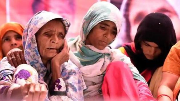 Pehlu Khan’s mother Anguri Begum sits on a dharna at Jantar Mantar, New Delhi, demanding justice for her son.(HT File Photo)