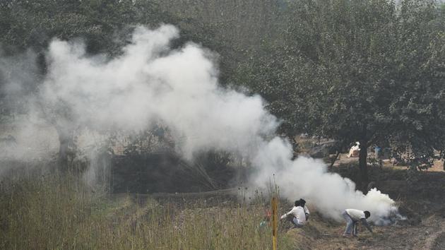 Stubble burning by farmers in the bank of Yamuna river, near Mayur Vihar in New Delhi.(Mohd Zakir/HT File Photo)