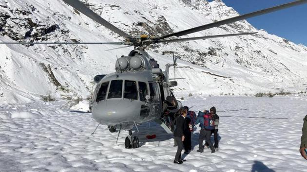 Aerial rescue operations were hampered on Friday due to fresh snowfall on the higher reaches and were resumed only on Saturday afternoon after the weather conditions improved.(HT Photo) Aerial rescue operations were hampered on Friday due to fresh snowfall on the higher reaches and were resumed only on Saturday afternoon after the weather conditions improved.(HT Photo)