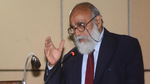 Udhay Bhaskar,retired commodre, speaks during a lecture at Military Intelligence Training school in Pune.(Shankar Narayan/HT PHOTO)