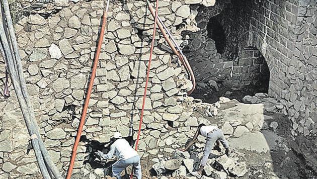 Repair work on the Mutha canal near Dandekar bridge was on in full swing on Friday and will continue today. (HT Photo)