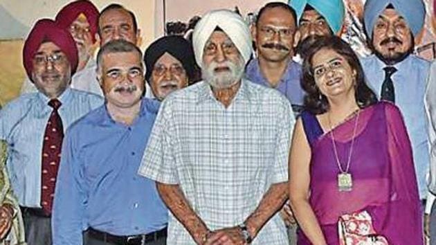 101-year-old major (retired) Gurdial Singh Jallanwalia with other army officers during the Gunners Day celebrations at the Army Institute in Ludhiana on Saturday. (HT Photo) 101-year-old major (retired) Gurdial Singh Jallanwalia with other army officers during the Gunners Day celebrations at the Army Institute in Ludhiana on Saturday. (HT Photo)