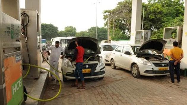 A CNG filling station at Delhi-Gurugram expressway near Sector 31, in Gurugram.(HT File Photo)
