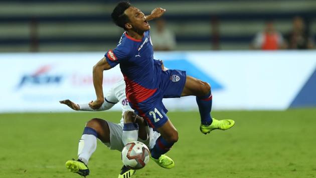 Jerry Lalrinzuala of Chennaiyin FC fouls Udanta Singh of Bengaluru FC during their Indian Super League (ISL) encounter.(ISL)