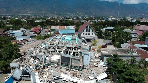 This aerial picture shows the remains of a ten-storey hotel in Palu in Indonesia's Central Sulawesi, Indonesia.(AFP Photo) This aerial picture shows the remains of a ten-storey hotel in Palu in Indonesia's Central Sulawesi, Indonesia.(AFP Photo)