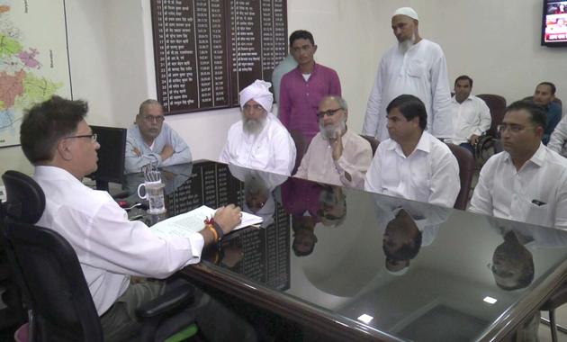 Relatives of Pehlu Khan meet Alwar SP Rajendra Singh after the alleged attack on Saturday, September 29, 2018.(HT Photo)