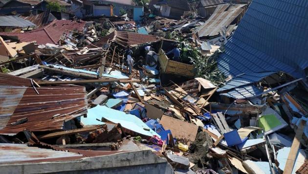 People search through debris in a residential area following an earthquake and tsunami in Palu, Central Sulawesi, Indonesia September 30, 2018 in this photo taken by Antara Foto.(REUTERS)