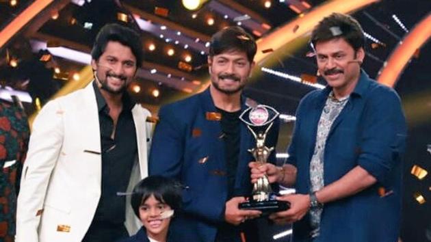 Kaushal Manda after winning the Bigg Boss Telugu 2 with host Nani and actor Venkatesh.(Star Maa/Twitter)