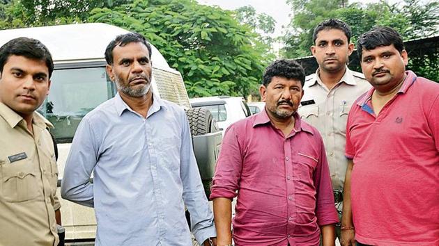 Serial killers Aadesh Khambra ( second from left) and Tukaram ( Third from left) in custody at Bhopal district court in Bhopal.(Mujeeb Faruqui/HT Photo)