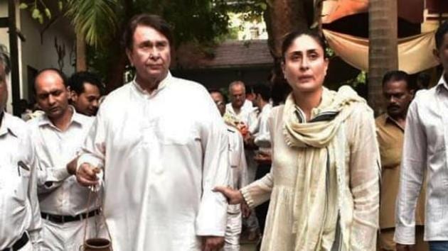 Kareena Kapoor with her father Randhir Kapoor at the funeral of her grandmother Krishna Raj Kapoor. She died on Monday at 87 years old.(Viral Bhayani)