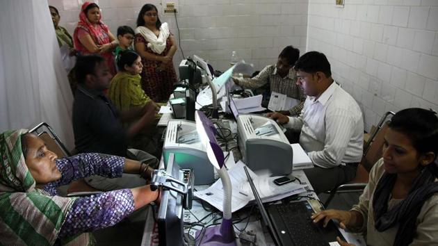 Telecom companies have been given 15 days to submit a plan to stop using the 12-digit Aadhaar number for customer authentication. The Supreme Court, last week, struck down Section 57 of the Aadhaar Act, which allowed private companies to use the 12-digit biometric ID-based eKYC. Following this, private companies like telecom operators will not be able to use this instantaneous and inexpensive eKYC route. (HT Archive)
