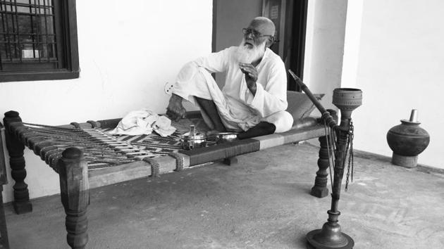 87-year-old Isa Khan was 16 when Gandhi visited the village. “Pakistan mat jao (don’t go to Pakistan),” he remembers Gandhi telling the villagers. Khan said the village is lagging in terms of education and sanitation. He is a resident of Tabela Mohalla in the village. (Yogendra Kumar / HT Photo) 87-year-old Isa Khan was 16 when Gandhi visited the village. “Pakistan mat jao (don’t go to Pakistan),” he remembers Gandhi telling the villagers. Khan said the village is lagging in terms of education and sanitation. He is a resident of Tabela Mohalla in the village. (Yogendra Kumar / HT Photo)