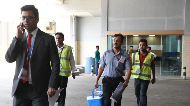 Officials of All India Institute of Medical Sciences walk out of Delhi airport with a heart that was just flown in from Surat in Gujarat. (Arvind Yadav/ HT Photo) Officials of All India Institute of Medical Sciences walk out of Delhi airport with a heart that was just flown in from Surat in Gujarat. (Arvind Yadav/ HT Photo)